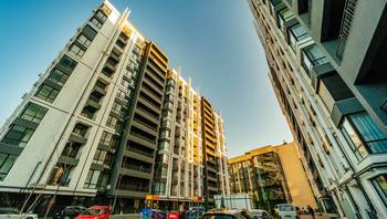 https://images.proimobil.md/-U9u7bFmecntErp-9V3jIcH1rdZMX6xS3Zeul_JFcks/resize:fill:350:198:1/gravity:ce/bG9jYWw6Ly8vZXN0YXRlL2xyLzQ2NzQyY2VjLWFiY2QtNDk5NS1iYTU0LTVkYzE1OGNjOTIwYi5qcGVn