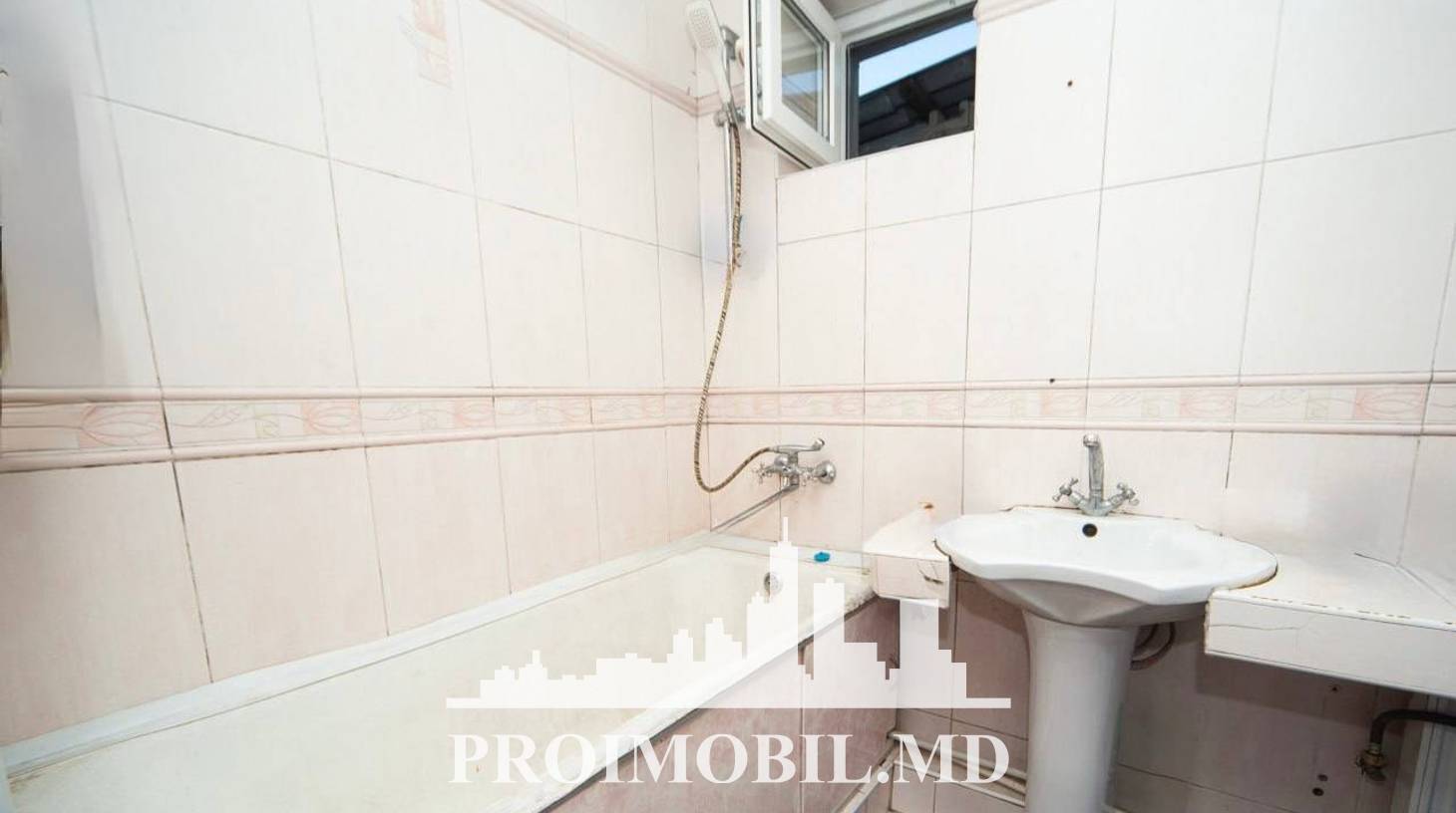https://images.proimobil.md/-_ZtYARTPGJfBfHpEScXT6AOWm4c_vUKcSTq7hGwDu0/watermark:0.75:so:0:30:0.39/resize:fill:1460:816:1/gravity:ce/bG9jYWw6Ly8vZXN0YXRlL2xyLzc5Yzg1NWJhLWU0MTktNGMyYS1iYWEwLTQ0OTZkMmNlMjVkYS5qcGVn