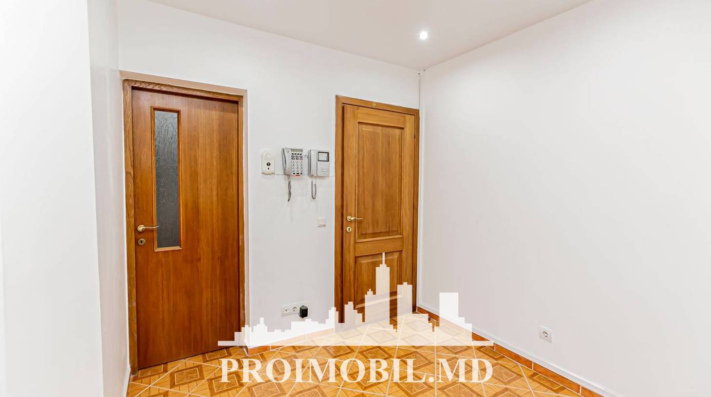 https://images.proimobil.md/0CpwmzDV3Rzp48qnz4wkHtw4DfHEztzuzRAPLg-QwdU/watermark:0.75:so:0:30:0.39/resize:fill:1460:816:1/gravity:ce/bG9jYWw6Ly8vZXN0YXRlL2xyL2I0YmY1YjU1LWQzYjktNDQ0My05MTVhLTU2NGJkY2M1Y2FkMC5qcGVn