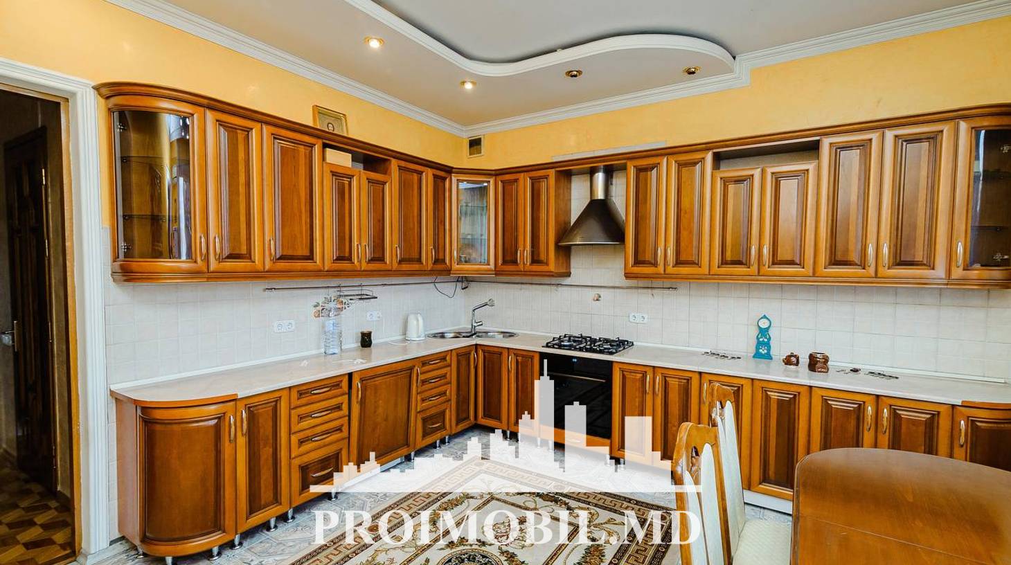 https://images.proimobil.md/0GMiAcMr7bF8Q30q0QDNcmOnU1M2RsyHhVF4cwv28m4/watermark:0.75:so:0:30:0.39/resize:fill:1460:816:1/gravity:ce/bG9jYWw6Ly8vZXN0YXRlL2xyLzA1NmVjMTQ0LThiMDctNDYwNi05YjU2LWIwOTBlY2RlZGUzYS5qcGVn