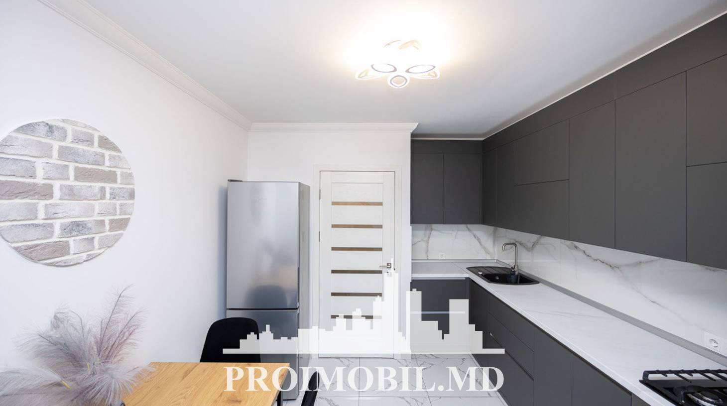 https://images.proimobil.md/0IuLgyZjfQPNMRV6JxJRVLKHWu6XEhKsy02HHgqjw8A/watermark:0.75:so:0:30:0.39/resize:fill:1460:816:1/gravity:ce/bG9jYWw6Ly8vZXN0YXRlL2xyLzI4ZTJkYjQxLTVmZTQtNDUxNC04ZTJhLTY1NGFiMTE1Yjg2Ny5qcGVn
