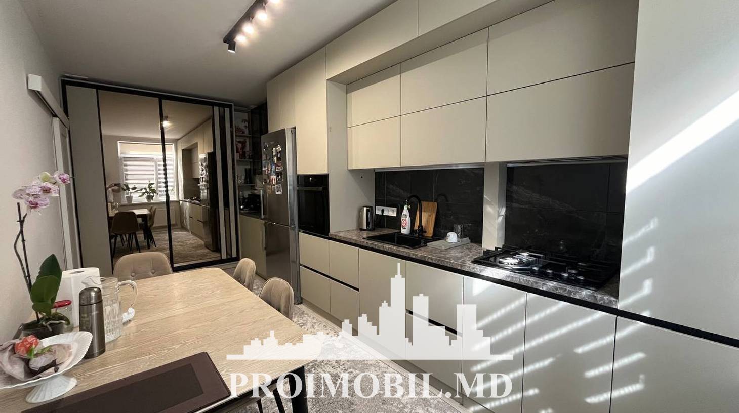 https://images.proimobil.md/0MUJjCZTqE2DcmXGy9djxbhnFxX4l9-VHziwWmi_o0Q/watermark:0.75:so:0:30:0.39/resize:fill:1460:816:1/gravity:ce/bG9jYWw6Ly8vZXN0YXRlL2xyL2QxNGQxMWZhLTJiYjEtNDIxMi04NWUzLTEzZjY5ZGRkN2VkYS5qcGVn