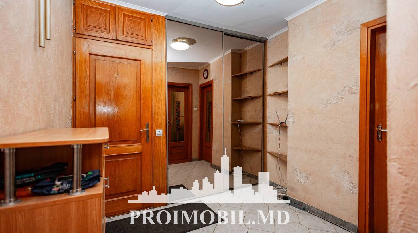 https://images.proimobil.md/0NleChJbfqhT6UMG6ua_6qWOAeZj677QHgOErESe_8c/watermark:0.75:so:0:30:0.39/resize:fill:1460:816:1/gravity:ce/bG9jYWw6Ly8vZXN0YXRlL2xyLzY3YTc4Yjg1LTU2ODEtNDM2Yi05YjZkLTI5MmVkM2ZhN2MxYy5qcGVn