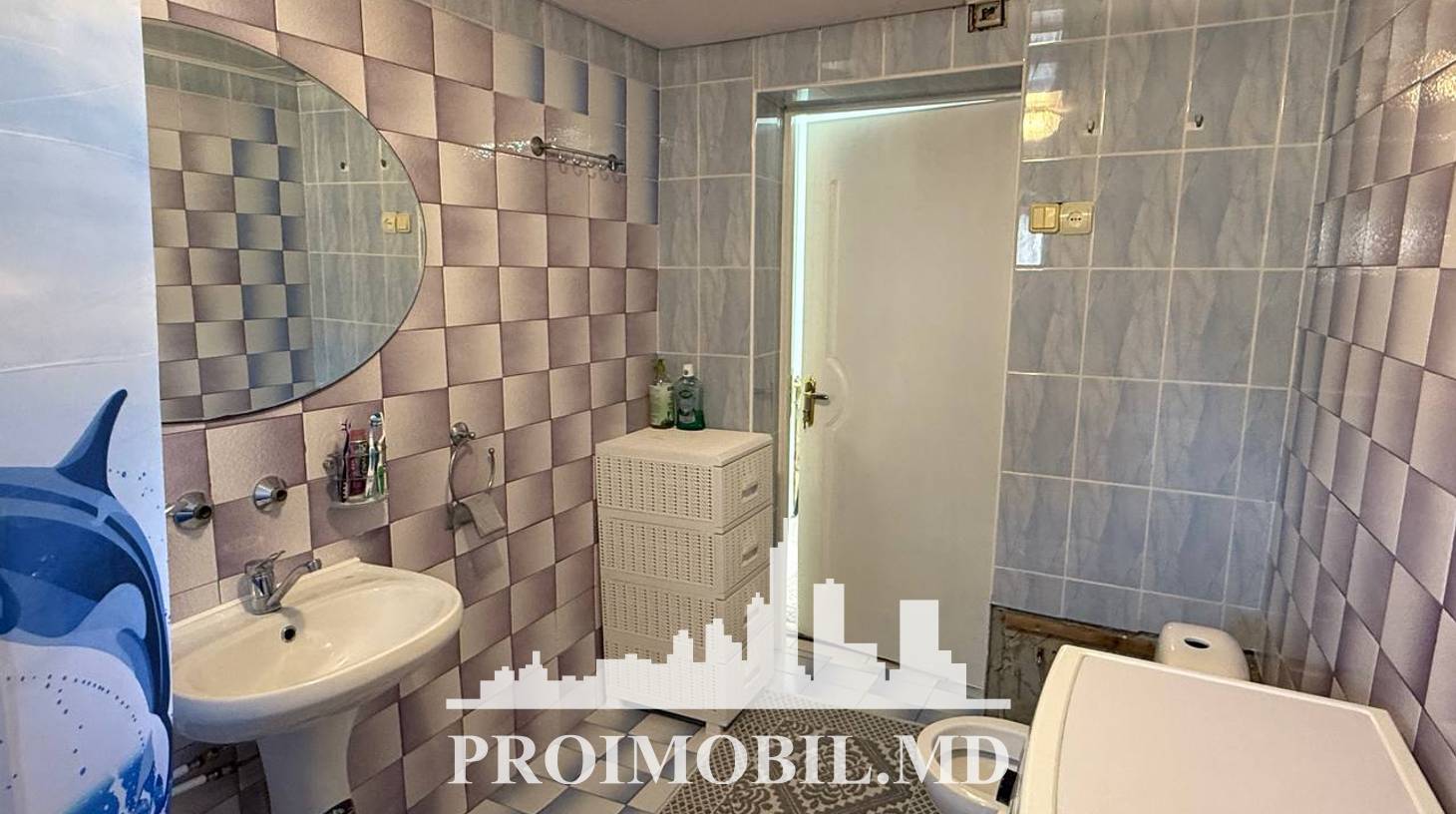 https://images.proimobil.md/0OgcmllPgbxIt3QREn1IkqgKY8Wp4xk9kvenant27UE/watermark:0.75:so:0:30:0.39/resize:fill:1460:816:1/gravity:ce/bG9jYWw6Ly8vZXN0YXRlL2xyLzU5ZWMxN2M5LThiMTAtNGI4MC05YzBmLTY0YTRhMmI3ZmVmNC5qcGVn