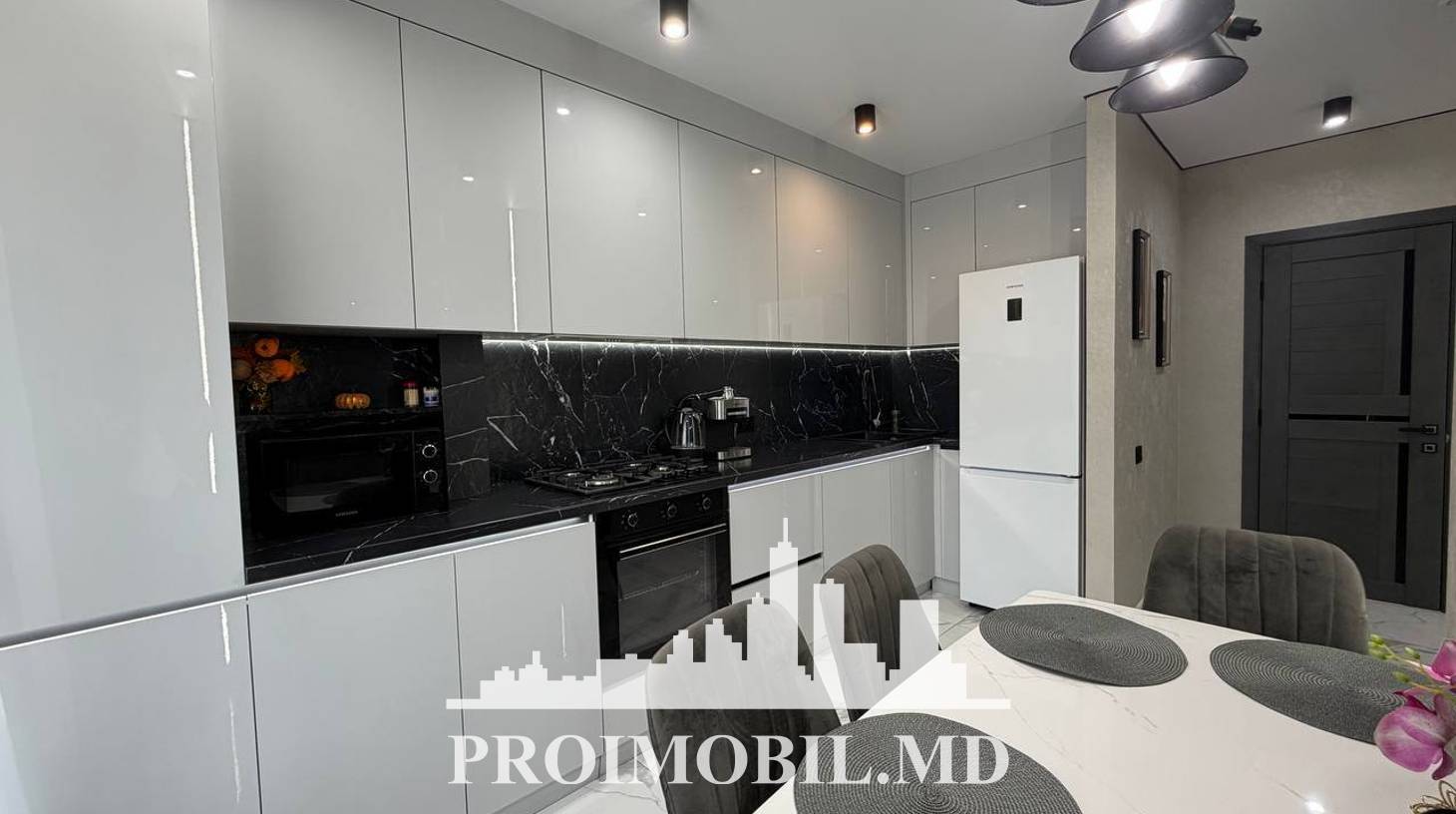 https://images.proimobil.md/0hJbD6LnHOh_rm12g0hOUmENqzn7EGF7gFDbpFCHr9Q/watermark:0.75:so:0:30:0.39/resize:fill:1460:816:1/gravity:ce/bG9jYWw6Ly8vZXN0YXRlL2xyL2Q1NWM3MGI1LWI0NWYtNDIxYy05MWM3LWM3MzliZDkxYmEyZC5qcGVn