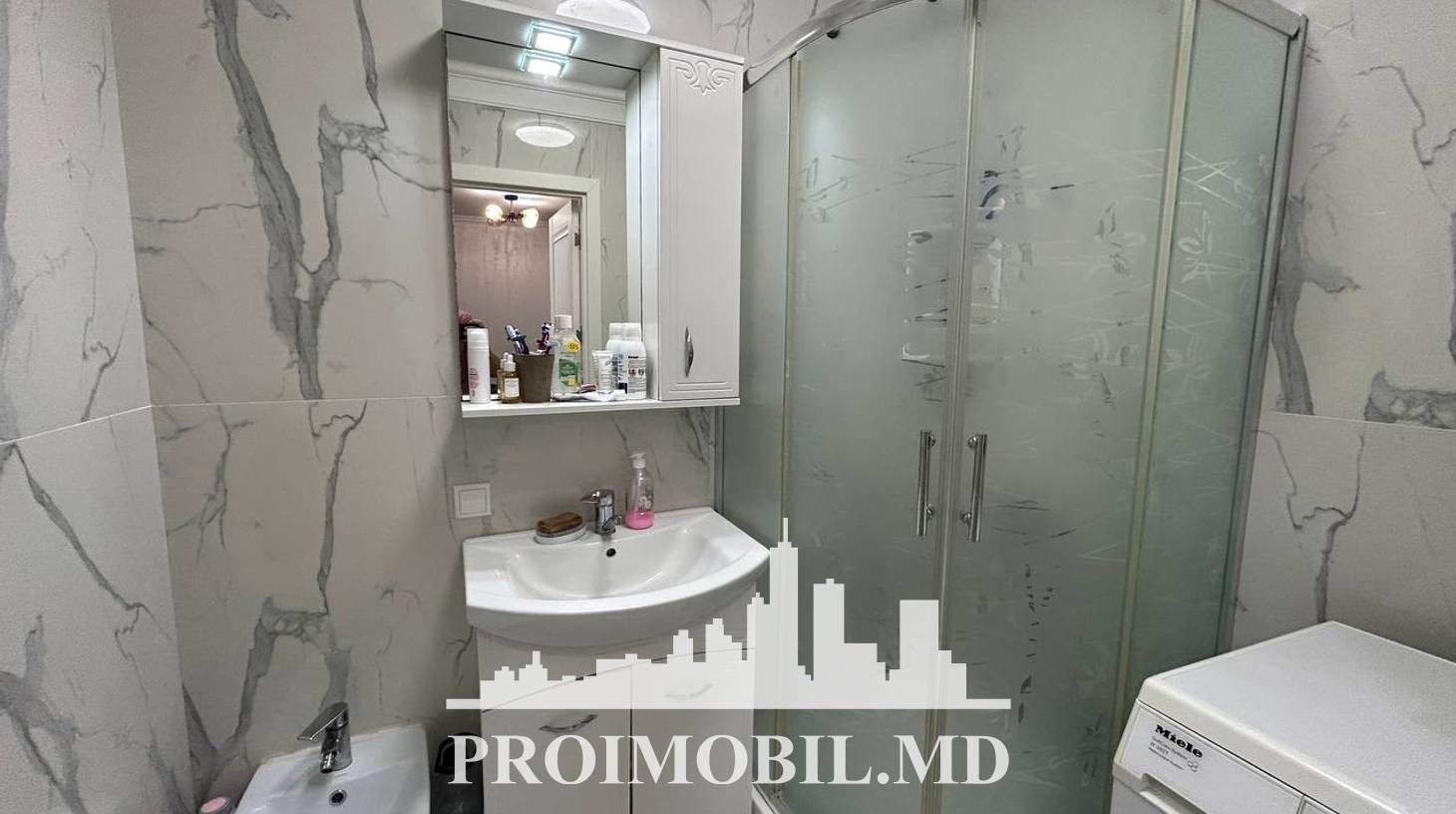 https://images.proimobil.md/16FICI-owme9IsOxS5LNRxYyvM59HUUNrBNtnGTYLvQ/watermark:0.75:so:0:30:0.39/resize:fill:1460:816:1/gravity:ce/bG9jYWw6Ly8vZXN0YXRlL2xyL2Q1ZjAzNzc0LTdhYjYtNGIwMi1iYzczLTQzNWNkYmFmYWE2Ni5qcGVn