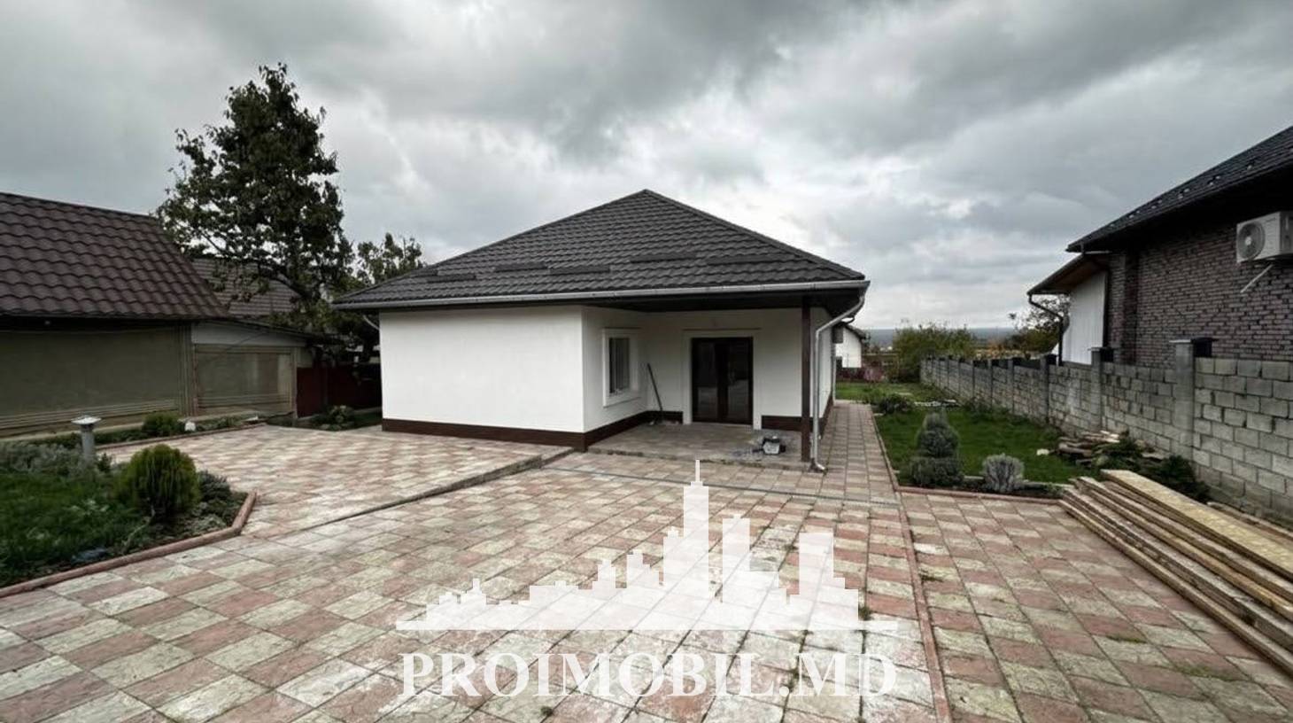 https://images.proimobil.md/187C2-pg6G7ORBZav03mhWT1-1ic-P6ssGwtPwGt6aI/watermark:0.75:so:0:30:0.39/resize:fill:1460:816:1/gravity:ce/bG9jYWw6Ly8vZXN0YXRlL2xyLzQ0NjA3NjZhLTEwMWYtNGY5MS1iM2MyLTBlMGUzMGFhNGMxYy5qcGVn