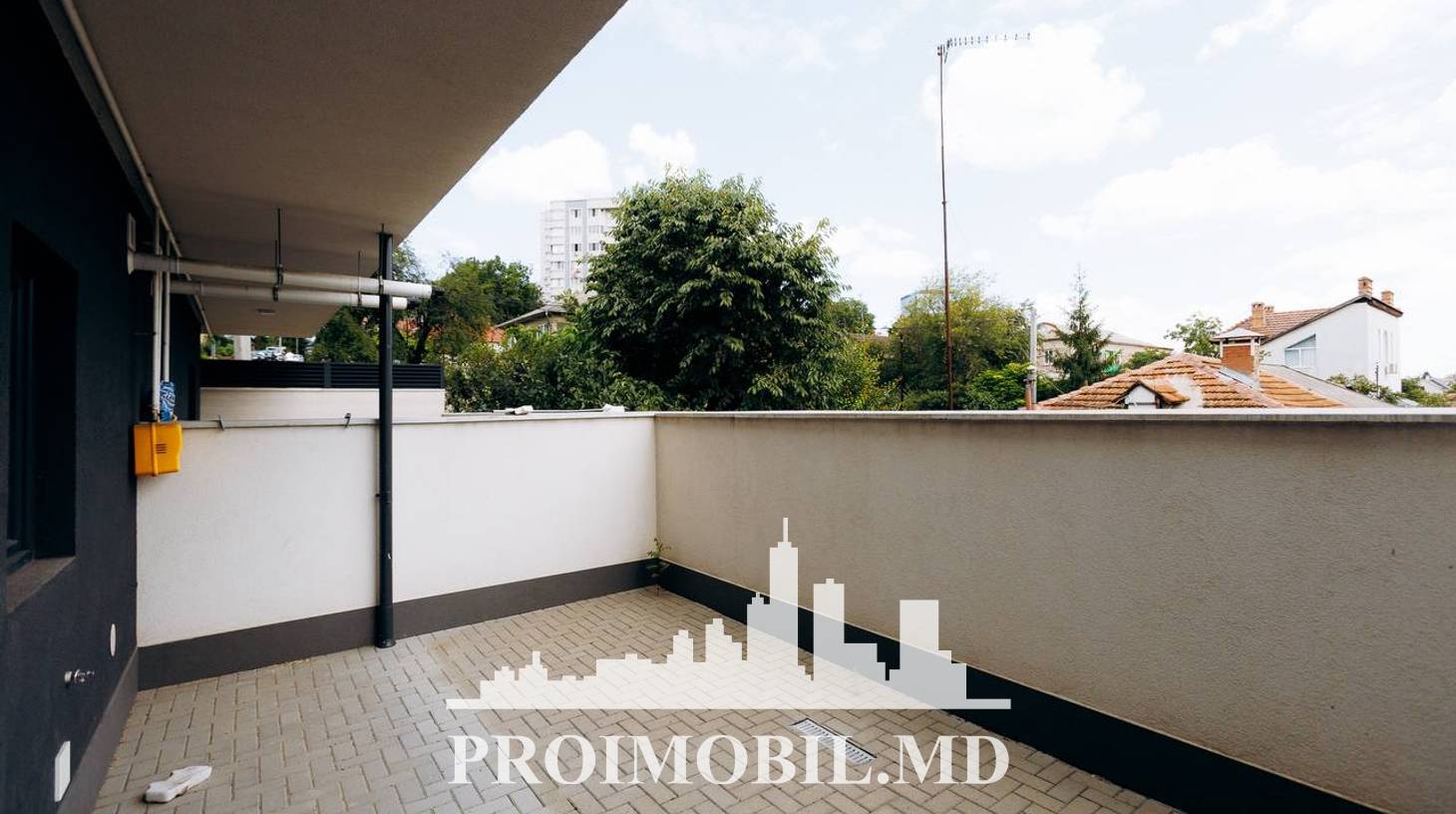 https://images.proimobil.md/1Kd7JjrrtaE8sfQe9ileVKq_3r1ahooOgodaKT4cBxI/watermark:0.75:so:0:30:0.39/resize:fill:1460:816:1/gravity:ce/bG9jYWw6Ly8vZXN0YXRlL2xyLzgwMWJhNjEyLWJlNjQtNGFlOC1iNzAzLWNhOTZiYzkwNTA4Zi5qcGVn