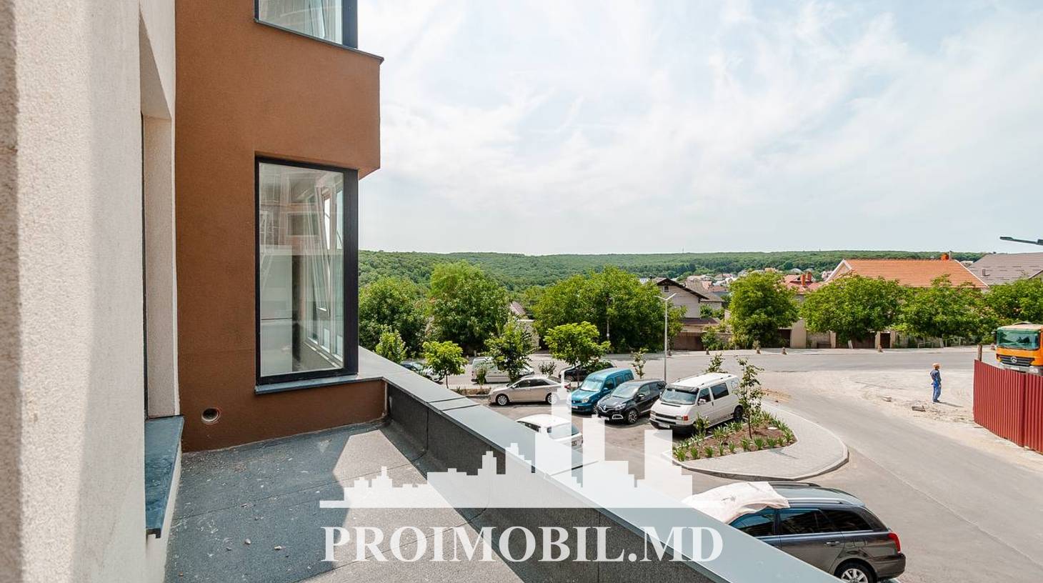 https://images.proimobil.md/1Mh-CtTOmEyiNoQLj5WLNDYHFx1vhNJFGnF3IuL9fUg/watermark:0.75:so:0:30:0.39/resize:fill:1460:816:1/gravity:ce/bG9jYWw6Ly8vZXN0YXRlL2xyL2U1YzNmMjMzLTA1NWQtNDFlYS05YzQ5LWU5YjQyZTM3NDAxMi5qcGVn