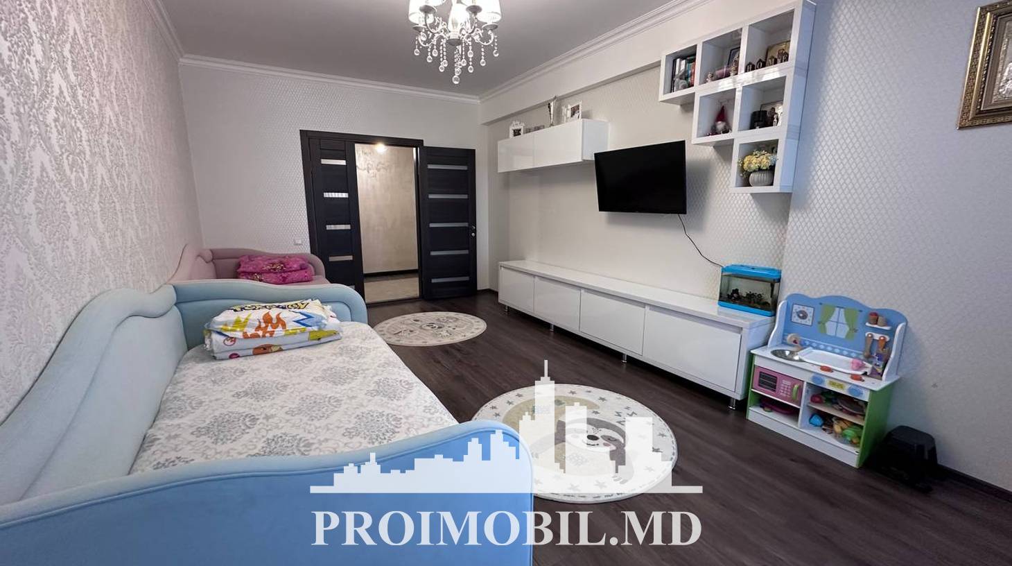 https://images.proimobil.md/1N4qbvJYky2EuNlK5TMpfKSyODC2hFs8Bf2CQHmEAdQ/watermark:0.75:so:0:30:0.39/resize:fill:1460:816:1/gravity:ce/bG9jYWw6Ly8vZXN0YXRlL2xyL2FhNTdmZjBhLTBiY2QtNGUwMC04MDkxLTA2ZWE0NDUwOWFjNS5qcGVn