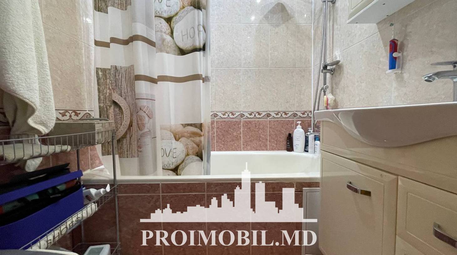 https://images.proimobil.md/1Oq07NkdrN9a4CNn2AMurxbR5I9TAWWvWE634yM1P3E/watermark:0.75:so:0:30:0.39/resize:fill:1460:816:1/gravity:ce/bG9jYWw6Ly8vZXN0YXRlL2xyLzI1YTVhMjMzLTY2NTAtNDZkMi04MjE1LWNlZmFiNTA1Mjk0NS5qcGVn