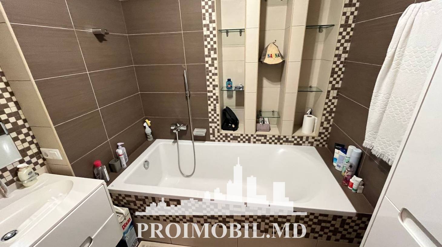 https://images.proimobil.md/1Qvjf-cxkh8eLMHYIgw14R3AqXTUQipBint33vw3vJo/watermark:0.75:so:0:30:0.39/resize:fill:1460:816:1/gravity:ce/bG9jYWw6Ly8vZXN0YXRlL2xyLzBmZGE4NjI4LTExYWEtNGJiZS05ZGIyLWJkOTgyMzk4MjQ4Ny5qcGVn