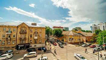 https://images.proimobil.md/1UEpM17idhuEPG1cNW-QqFr9gJUEunFVqTDxcZ7lkfU/resize:fill:350:198:1/gravity:ce/bG9jYWw6Ly8vZXN0YXRlL2xyL2IyNDg3NmEzLTY5YzctNDdiYS1hODhkLTQ2M2I3MGRlMmVlOS5qcGVn