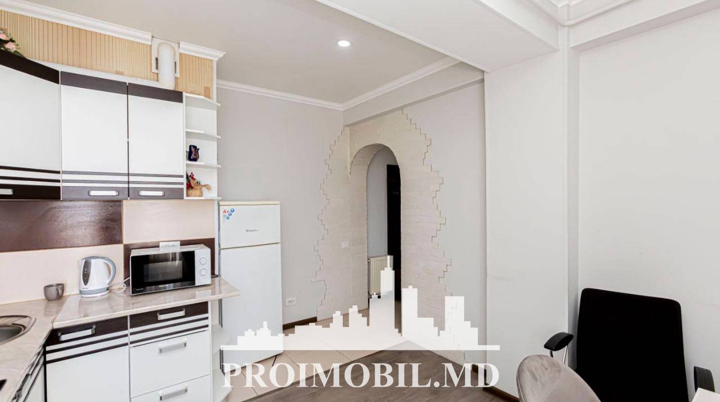 https://images.proimobil.md/1kKdjGLlNKlhxMNdZRKuCDkYu4nsVJLDsC2VIF5aH0s/watermark:0.75:so:0:30:0.39/resize:fill:1460:816:1/gravity:ce/bG9jYWw6Ly8vZXN0YXRlL2xyL2Y1YjE5NDIxLTc0NWMtNGQwNi1iNzM4LWY5NTFlYTA4NDg5ZS5qcGVn