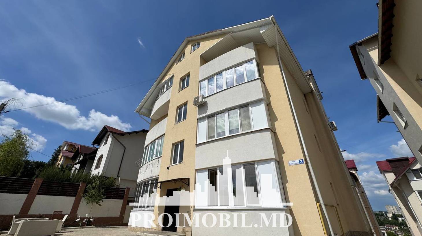 https://images.proimobil.md/1lg2JwiYMhPF92LCY0uzIkQQfMVer2yJNIQVHA89v2M/watermark:0.75:so:0:30:0.39/resize:fill:1460:816:1/gravity:ce/bG9jYWw6Ly8vZXN0YXRlL2xyL2Y0NDYzMzcwLTdkOGMtNGMxNC1iZmY4LTViYTUzZjVlMDZlNy5qcGVn