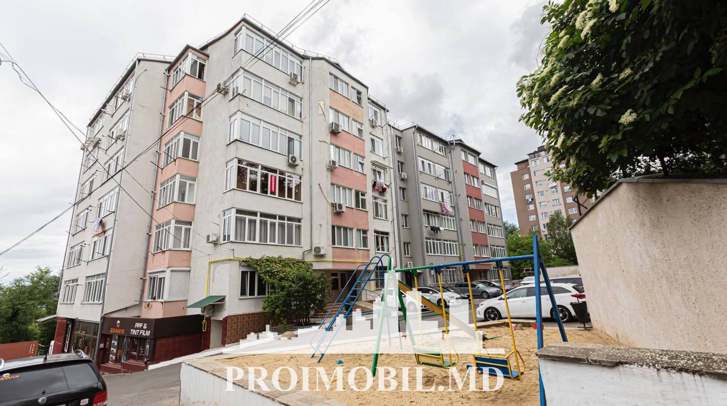 https://images.proimobil.md/2Ndv7nx2u5B6IReLN0iVcrh6cboHuSE-IBgKWLNq83g/watermark:0.75:so:0:30:0.39/resize:fill:1460:816:1/gravity:ce/bG9jYWw6Ly8vZXN0YXRlL2xyLzFhZDg5YmJlLTM0NmMtNGI3MC04NWYxLTIxOWJhMjg4YjE0OS5qcGVn