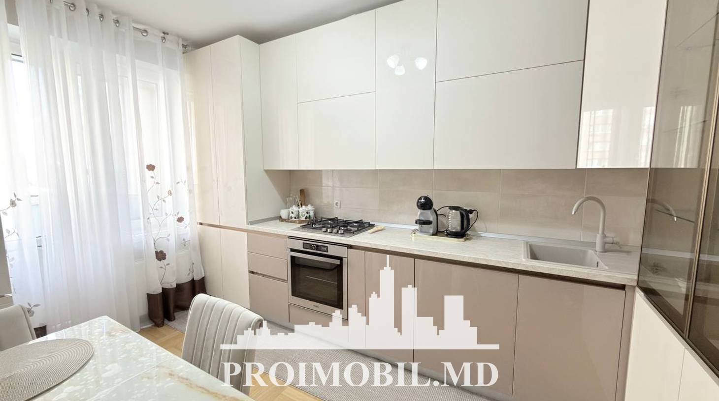 https://images.proimobil.md/2_tKjeur83EpRLQdueX1Tl017EcxF2JI7N-1ljiIFPM/watermark:0.75:so:0:30:0.39/resize:fill:1460:816:1/gravity:ce/bG9jYWw6Ly8vZXN0YXRlL2xyLzQ0N2Y0MTAyLWIyM2QtNDlmNy04NTRjLTNmYWM0ZTQzMGQ3Mi5qcGVn