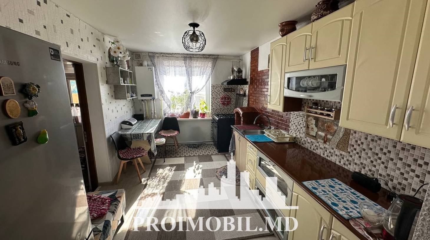 https://images.proimobil.md/2q-_UMUSfzeakxkZgr7lQLDRyCGDjP6ROZ2FRymg5rE/watermark:0.75:so:0:30:0.39/resize:fill:1460:816:1/gravity:ce/bG9jYWw6Ly8vZXN0YXRlL2xyLzczNmJmMmIyLTlmMTEtNDRkNy1hNzBhLWI3MTY4Yjg0MjA3YS5qcGVn
