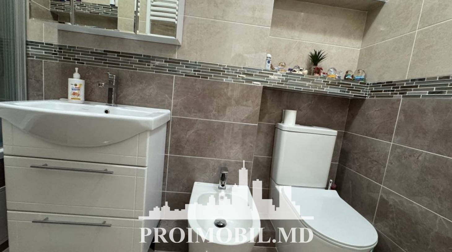 https://images.proimobil.md/2yIcHsninHEQoaoIyyhe0tQE85lYZt7uk5iNGO3rrFo/watermark:0.75:so:0:30:0.39/resize:fill:1460:816:1/gravity:ce/bG9jYWw6Ly8vZXN0YXRlL2xyLzRhODFkMzdiLTY3MDEtNGViOC05NDk2LWZlNzgwOTgyZDkyNS5qcGVn