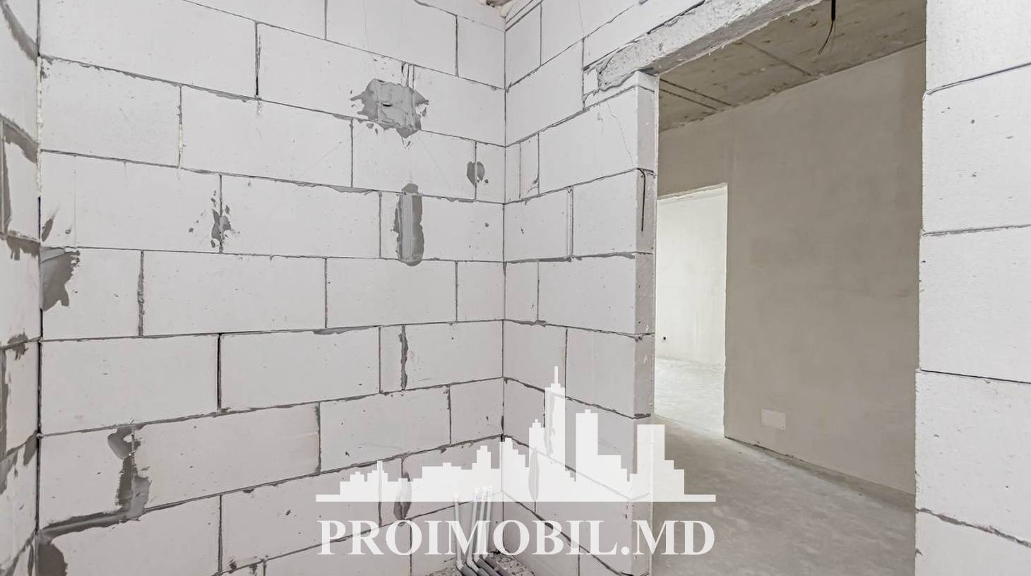 https://images.proimobil.md/35jxT8Vl07_92As5s15L2Y3Rp0NHvzO9d9O4SfwvkFI/watermark:0.75:so:0:30:0.39/resize:fill:1460:816:1/gravity:ce/bG9jYWw6Ly8vZXN0YXRlL2xyLzZlOGNlODRmLTcyOWYtNDkyOC04MTViLWU3OWQxNDFjOGFhNC5qcGVn