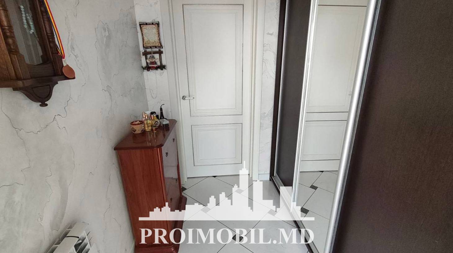 https://images.proimobil.md/36OnIkqSIC4it2GCevxKPkDzANiHTuJ1CdVs6hPb7Ko/watermark:0.75:so:0:30:0.39/resize:fill:1460:816:1/gravity:ce/bG9jYWw6Ly8vZXN0YXRlL2xyLzYzZjRjZmVkLWU2NmQtNDFhYy04MGQ4LTcyM2I5MDVlNWUzOC5qcGVn