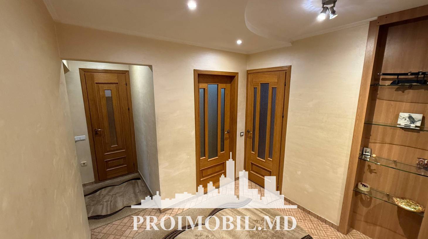 https://images.proimobil.md/3Mq2rEhrWmH5ODf4x1LGQW_9TbIpbdxHWXlJz_KoFZg/watermark:0.75:so:0:30:0.39/resize:fill:1460:816:1/gravity:ce/bG9jYWw6Ly8vZXN0YXRlL2xyLzMxYjUwMjliLTMzZjQtNGEzOS1hYzkzLWY2OTY4YjI0OGQzYi5qcGVn