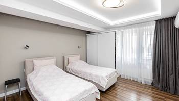 https://images.proimobil.md/3NK63-DgdmHNpQ9kn99kGWRxL_gseojWIANth6FseXg/resize:fill:350:198:1/gravity:ce/bG9jYWw6Ly8vZXN0YXRlL2xyL2M4NTdjZGJjLTgxOWYtNDQ1OC1iZTJlLTUwMzYwNGQ3ZDQxZS5qcGVn