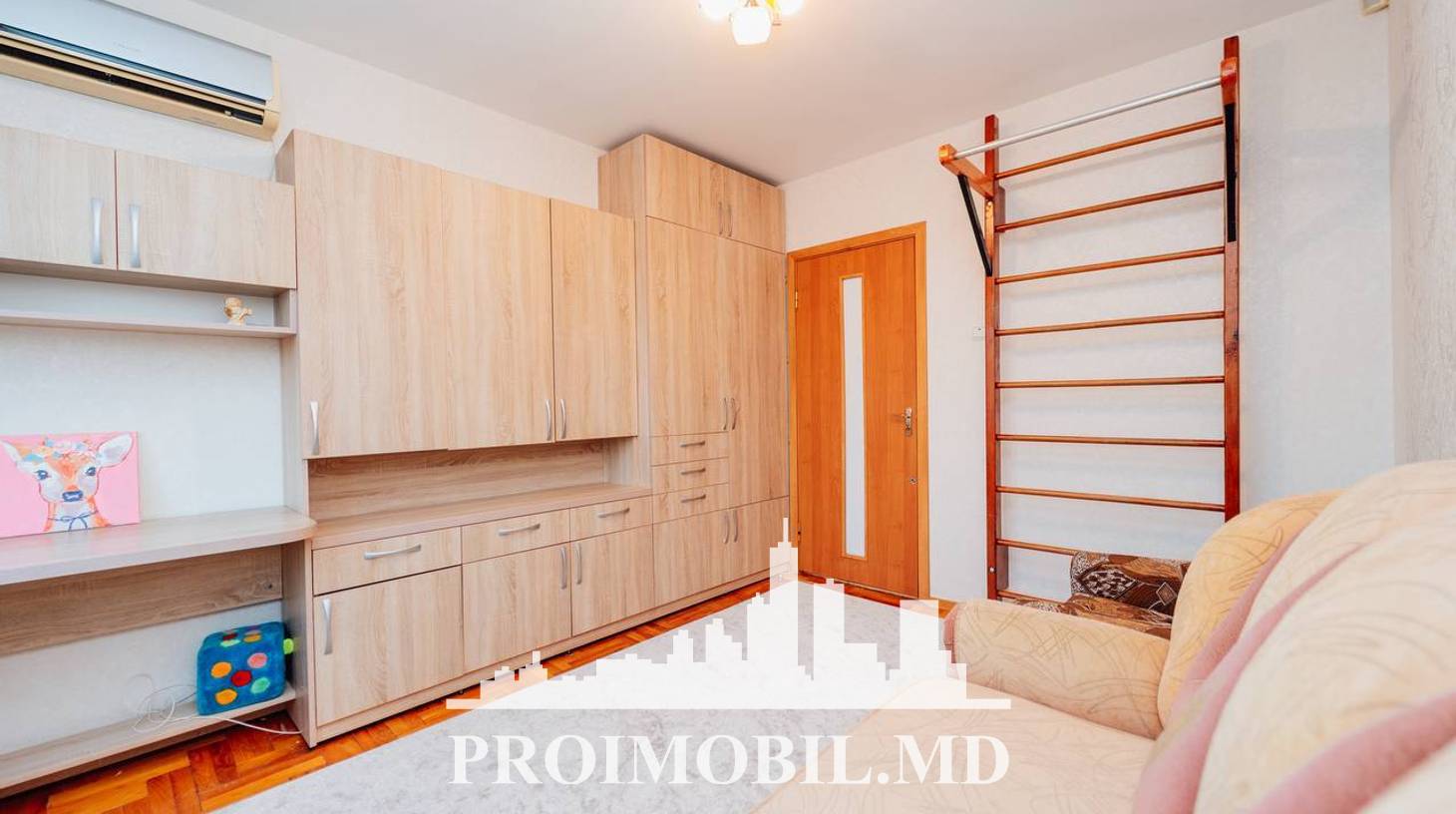 https://images.proimobil.md/3QFsh4JjjDNqUxESLGna6qgMN90M5y60QNoaSjbL73c/watermark:0.75:so:0:30:0.39/resize:fill:1460:816:1/gravity:ce/bG9jYWw6Ly8vZXN0YXRlL2xyLzc0M2JlZmVkLTQ2NTgtNDI3MS05YmIzLWM1MDIyYTI4MmZmZC5qcGVn