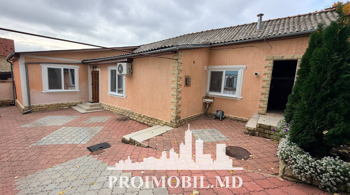 https://images.proimobil.md/3WKS5VC_jJYFrlokLCRZcN4S1qlW4jf9TbMXmdU0stQ/watermark:0.75:so:0:30:0.39/resize:fill:1460:816:1/gravity:ce/bG9jYWw6Ly8vZXN0YXRlL2xyLzBkMTU3OGIxLTY1NWQtNGRhYS04YzU5LWVkNjJmNGM1MTE3My5qcGVn