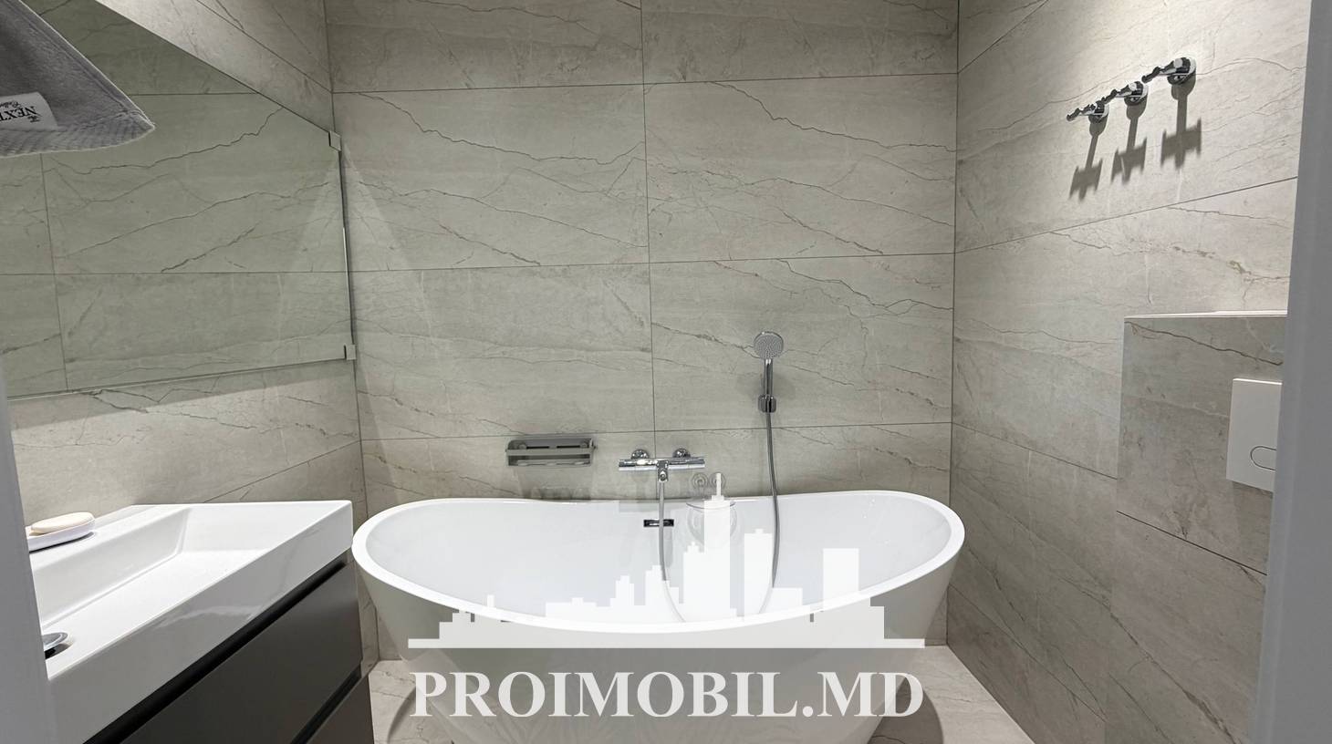 https://images.proimobil.md/3XvJ7FY2SBWQeF_begvzJ4Tebblwl24dsVECieiG5bA/watermark:0.75:so:0:30:0.39/resize:fill:1460:816:1/gravity:ce/bG9jYWw6Ly8vZXN0YXRlL2xyLzhlOTVhMDY4LTViMjctNGVhZi04Nzk5LWIyMzRhY2E5M2NjZS5qcGVn
