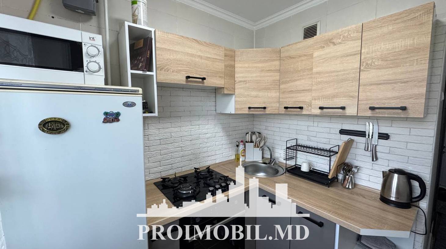 https://images.proimobil.md/3axUALBAuSK-8kug1Ct7ca3yUH768OftKoKm76FUpIQ/watermark:0.75:so:0:30:0.39/resize:fill:1460:816:1/gravity:ce/bG9jYWw6Ly8vZXN0YXRlL2xyLzEzOWUxMzY0LTM3OWUtNDU0Ny1iNWY4LTBhOGNiMjViM2FkMi5qcGVn
