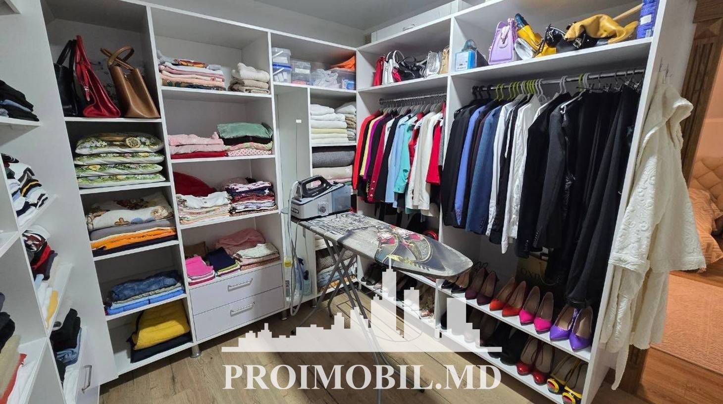 https://images.proimobil.md/3jAoDkcDoZ8DQt9aiV0bi1n9QiI1VfQbkI4xSmSmYmA/watermark:0.75:so:0:30:0.39/resize:fill:1460:816:1/gravity:ce/bG9jYWw6Ly8vZXN0YXRlL2xyL2Q0YmE3MjBjLWU3NTgtNDYzYS04MDIzLTQ2ZWRlZDUwNzdiZC5qcGVn