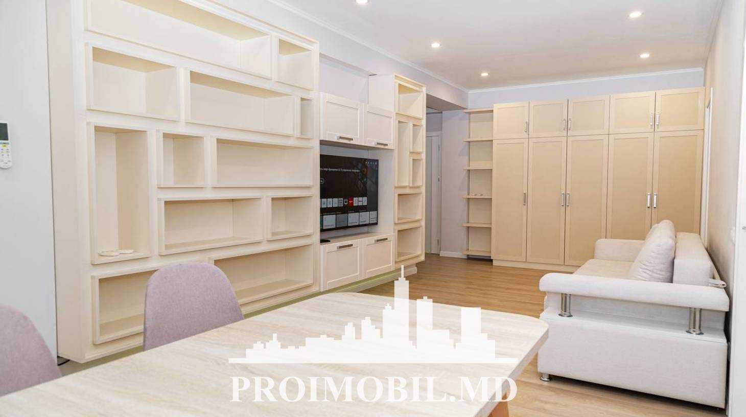 https://images.proimobil.md/3s6CBtBkjYYmap4t_eIyVq14Vo5FrXvtxxnmvZIJoxM/watermark:0.75:so:0:30:0.39/resize:fill:1460:816:1/gravity:ce/bG9jYWw6Ly8vZXN0YXRlL2xyLzMwMGJhNGJiLWVjOWEtNDBlNS1iMTljLWNlMmQ2OGJmMTVkOC5qcGVn