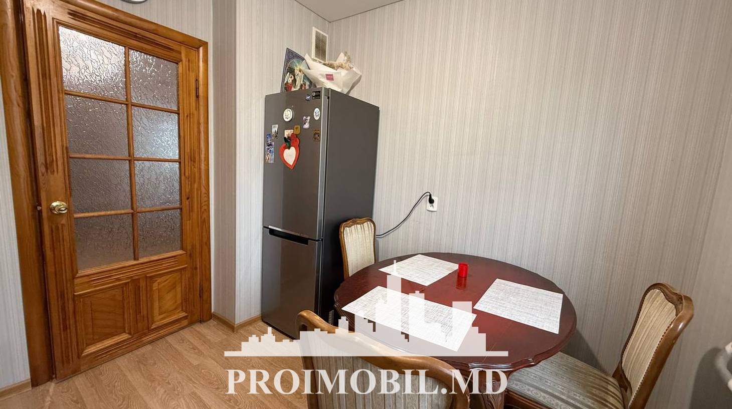 https://images.proimobil.md/49EobBLpXKrHLwYtNrtqEkGh2Z05dS83gdiOSbJ-c6M/watermark:0.75:so:0:30:0.39/resize:fill:1460:816:1/gravity:ce/bG9jYWw6Ly8vZXN0YXRlL2xyL2E0NzQ2Mzg3LWQyYWEtNDk3Yi04NTU2LTE2NDJiODMxNzkxMS5qcGVn