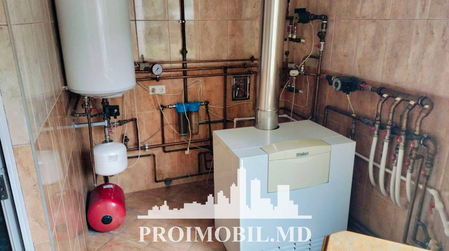 https://images.proimobil.md/4Au8jVbHQXbQI_Z8F2oa5pW5-FFmrjiwfnxfnA0HpGA/watermark:0.75:so:0:30:0.39/resize:fill:1460:816:1/gravity:ce/bG9jYWw6Ly8vZXN0YXRlL2xyL2ExMTBkYTRiLTcwNWMtNGVmMi05YmEzLTFkNmFhYjUzYzE5OC5qcGVn