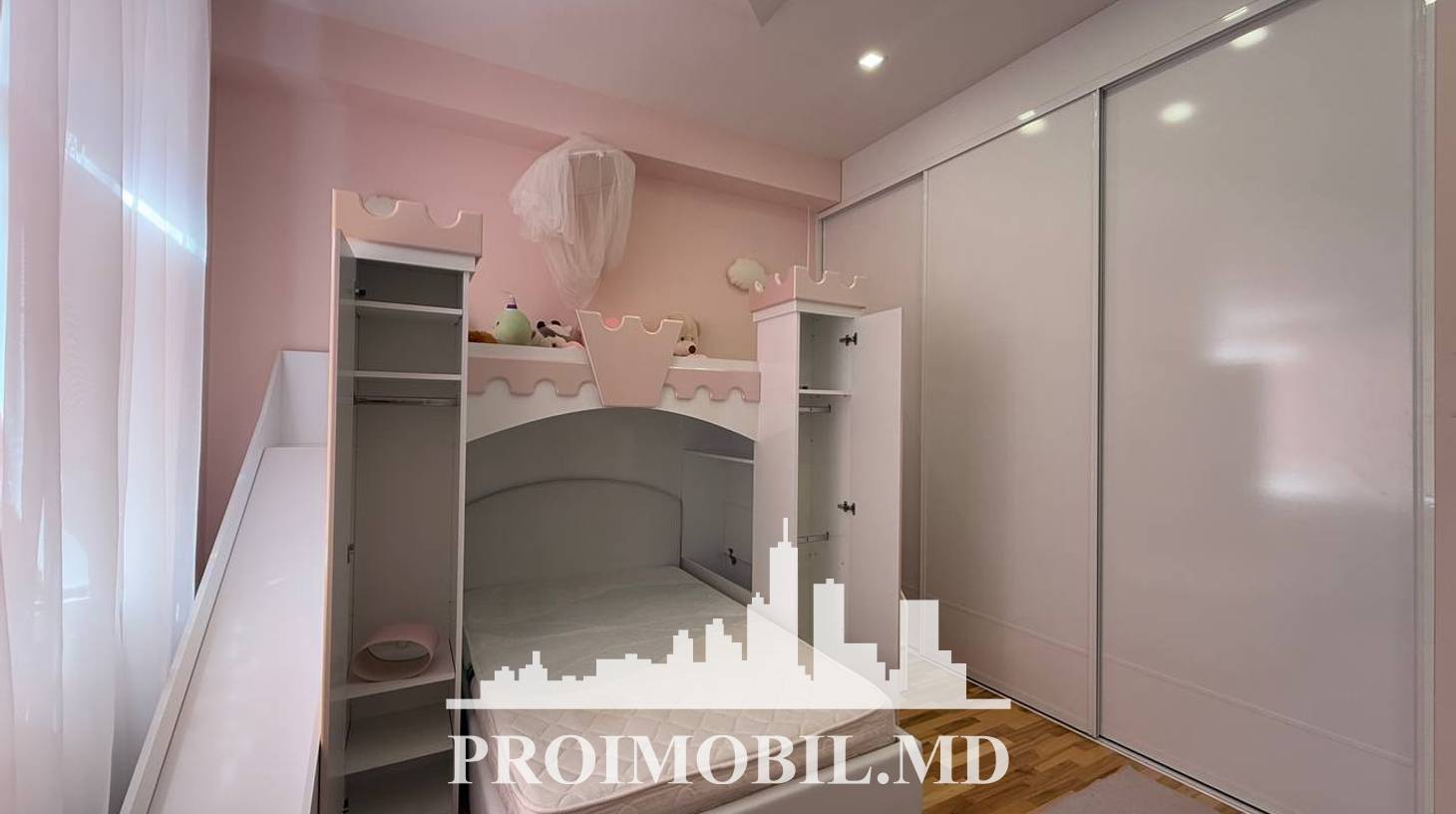 https://images.proimobil.md/4IgE7TsEXmQhEnqBrjU4umFRyPdAD6m0AC7QTYZafVo/watermark:0.75:so:0:30:0.39/resize:fill:1460:816:1/gravity:ce/bG9jYWw6Ly8vZXN0YXRlL2xyL2Y5NTU4ODU3LWUyMDUtNDRiNi05MzMzLTE2MWNlZTliYzdjNi5qcGVn
