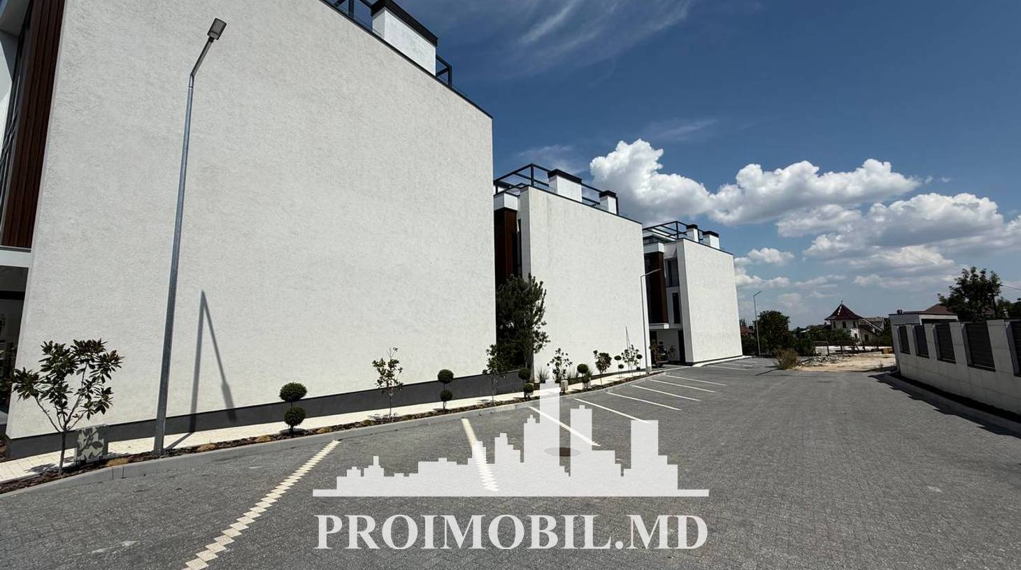 https://images.proimobil.md/4RE8i6fnSR0SzkzkLWTBB3dE6sjurVh1IgKSPt5L_04/watermark:0.75:so:0:30:0.39/resize:fill:1460:816:1/gravity:ce/bG9jYWw6Ly8vZXN0YXRlL2xyL2RmYzQzNzQ3LTM5MTEtNDljZS1hYjAwLTAwYmIzOWU4NzdkZS5qcGVn