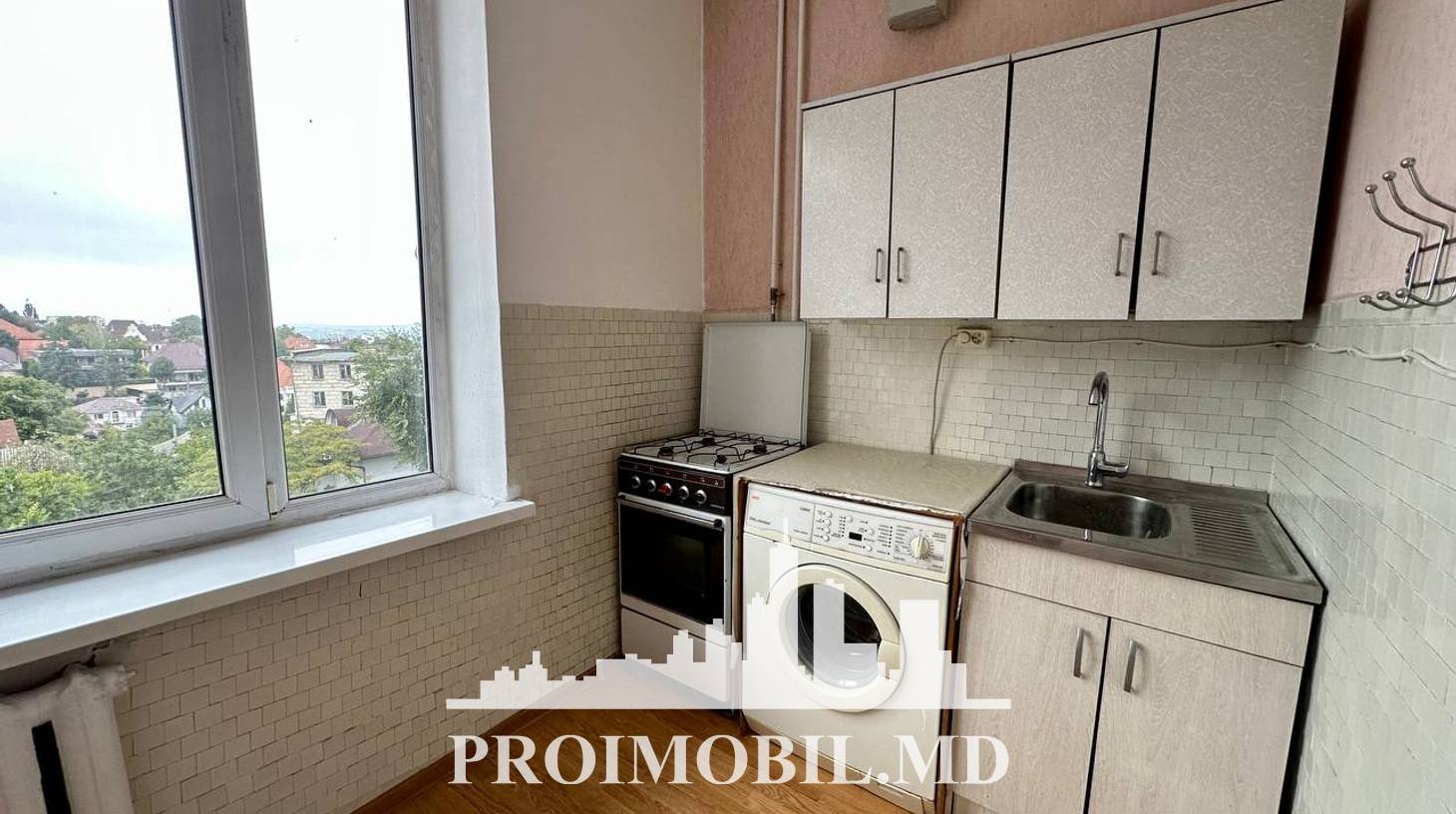 https://images.proimobil.md/4hoodvIlR2ch27IYYmapb1-MpSbknE2VBdn1mR79b70/watermark:0.75:so:0:30:0.39/resize:fill:1460:816:1/gravity:ce/bG9jYWw6Ly8vZXN0YXRlL2xyLzQzMjA5ODZkLTIxOWQtNDY5Yy1iNzU3LTU5ZWVjNGIwYzAxMi5qcGVn