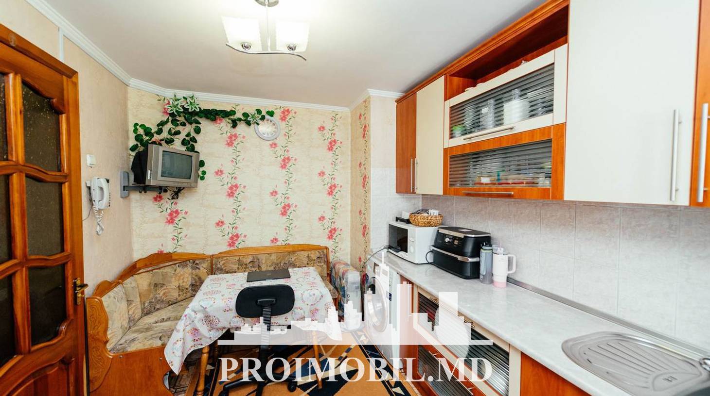 https://images.proimobil.md/4pyVzEFYYLnIhsOBVi4KRK3z0K8my6p9V4fqFYphFsc/watermark:0.75:so:0:30:0.39/resize:fill:1460:816:1/gravity:ce/bG9jYWw6Ly8vZXN0YXRlL2xyL2JiNTRmZmZlLTdhNjYtNDgzMC05Njg5LWUxZmE5ODc4MTQxZC5qcGVn