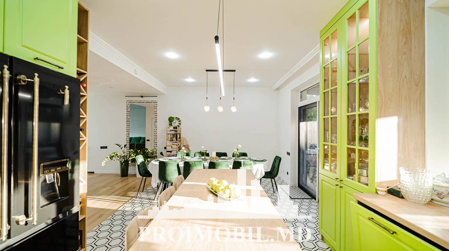 https://images.proimobil.md/57H3AcGcxF6vJFh99XPy32BHWMEAGESjBYUDaYeav-4/watermark:0.75:so:0:30:0.39/resize:fill:1460:816:1/gravity:ce/bG9jYWw6Ly8vZXN0YXRlL2xyL2QxOWI3NzczLWE4MDAtNDkwNi1hZTAxLTgyYzQxNzhlNjJlNy5qcGVn