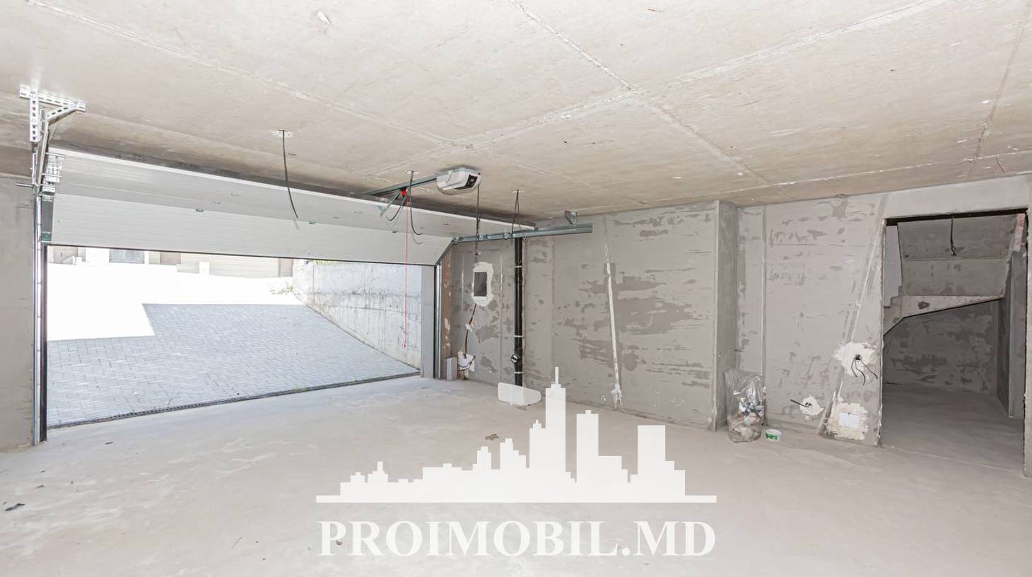 https://images.proimobil.md/58gUgKRIQe4_PaOSK1wRs2OA2Dse26Vh5LcnlnLntaA/watermark:0.75:so:0:30:0.39/resize:fill:1460:816:1/gravity:ce/bG9jYWw6Ly8vZXN0YXRlL2xyLzliMDkyNGNmLTExNGItNDhjNC1iMjQ0LTNjYjNiMzUwYzNiMy5qcGVn