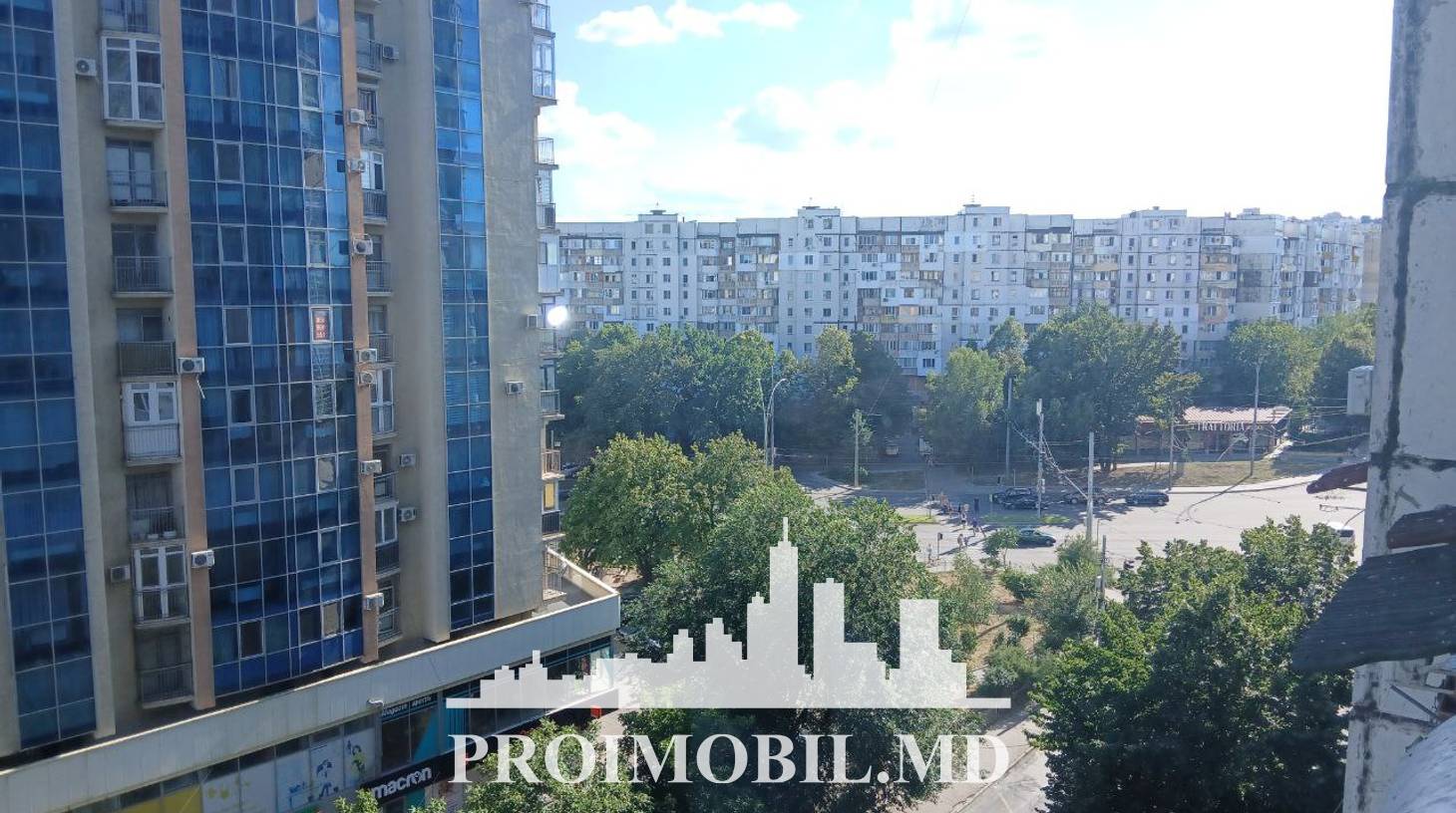 https://images.proimobil.md/59bBhgF-PQJTIciLrKDFYgbzmP7eOkjOCO6ZrR60Asc/watermark:0.75:so:0:30:0.39/resize:fill:1460:816:1/gravity:ce/bG9jYWw6Ly8vZXN0YXRlL2xyLzE0YjUzNWM1LTYzMGMtNDNmMC04NGZlLTI0NjFkZDM4OWYyMS5qcGVn