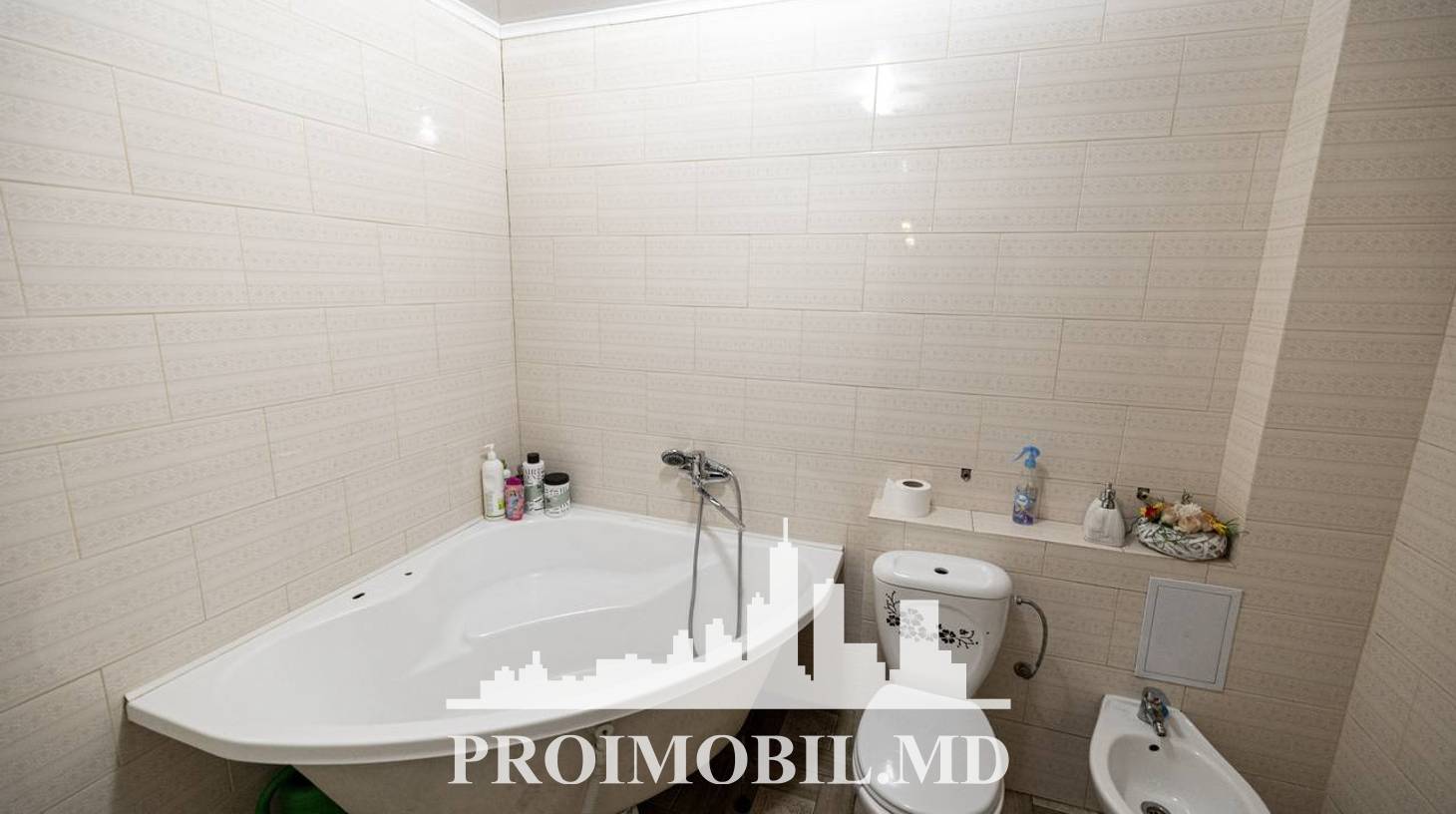 https://images.proimobil.md/5HU4VrlTraP4covC5fpOgGIt5WP5NY64Ikv6nlUqkRo/watermark:0.75:so:0:30:0.39/resize:fill:1460:816:1/gravity:ce/bG9jYWw6Ly8vZXN0YXRlL2xyLzY5Y2I2Y2JjLWE2MWQtNDQ2ZC04YjliLTdhZWYwODgyZTMyYi5qcGVn