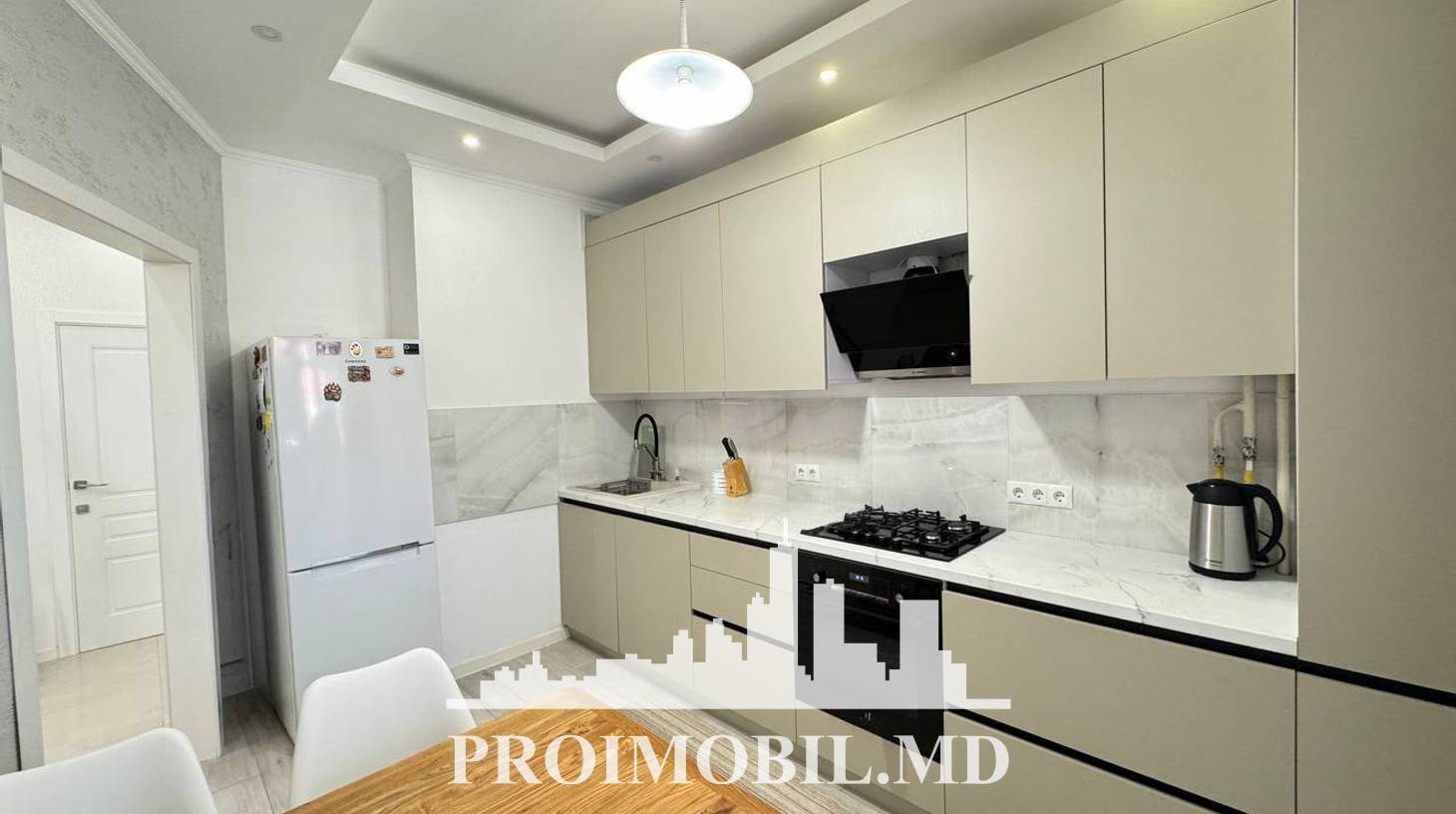 https://images.proimobil.md/5Kq1LYoA0KNY6_Ay5gVQez-sRqrxCxjnzd8veO5MMAI/watermark:0.75:so:0:30:0.39/resize:fill:1460:816:1/gravity:ce/bG9jYWw6Ly8vZXN0YXRlL2xyL2VmMGQyMWJhLWI5OTItNDllNy1hYzJlLTdmOTNjNTJlODY0My5qcGVn