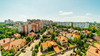 https://images.proimobil.md/5QGyZh2Io-lZ7xkRiJpGrPWRJn5Vy4dxiJkTT4cPvoA/resize:fill:350:198:1/gravity:ce/bG9jYWw6Ly8vZXN0YXRlL2xyLzg4ZjU1NTgwLWE2NGQtNDBiYS1hNWJlLTFlNjljMjMzODVjMy5qcGVn