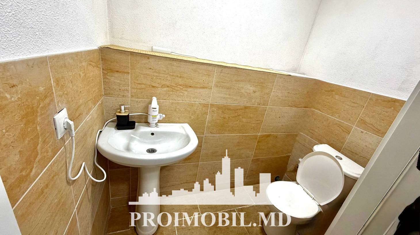 https://images.proimobil.md/5afq6h4MKPlJwMjF6exjEzDRiEmm-fYf0o8tg0N5knI/watermark:0.75:so:0:30:0.39/resize:fill:1460:816:1/gravity:ce/bG9jYWw6Ly8vZXN0YXRlL2xyLzAyMGVlNTM2LTA3YjMtNDAxNS05MzM3LWJhMzg1ZmZiMmRjYS5qcGVn