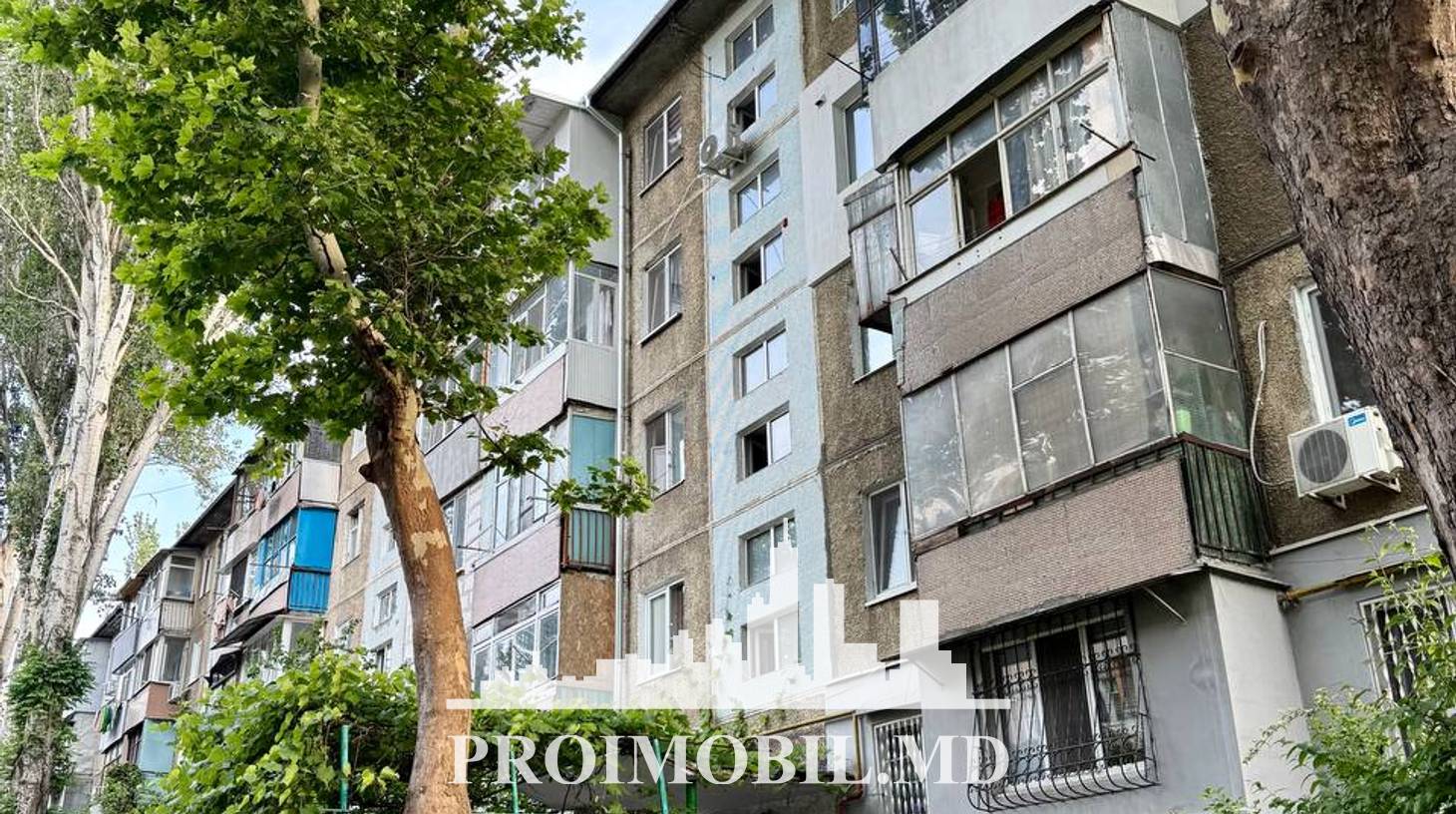 https://images.proimobil.md/5rUAfJo_qxOQ29w0RefApMUOYyQZe7qGlDqQFC0UPa0/watermark:0.75:so:0:30:0.39/resize:fill:1460:816:1/gravity:ce/bG9jYWw6Ly8vZXN0YXRlL2xyLzQ2NmY3MWRiLTc2NzMtNDE0ZS1iM2E1LWNhNzlmODc4MGM5Mi5qcGVn