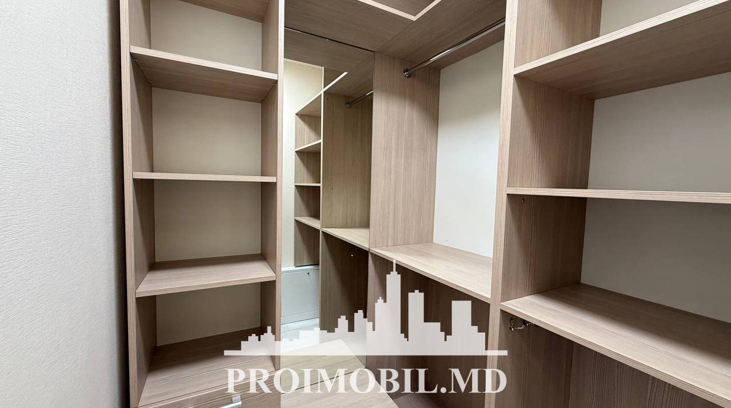 https://images.proimobil.md/5sZ2PwRrShaZbnbeuJRtkYnMc8RulaUNF_ZeHPb6tEg/watermark:0.75:so:0:30:0.39/resize:fill:1460:816:1/gravity:ce/bG9jYWw6Ly8vZXN0YXRlL2xyL2I1NDZiOWZlLWMyNDctNGYyMS1hZDA3LTRlMTdhZjMyNTNmZS5qcGVn