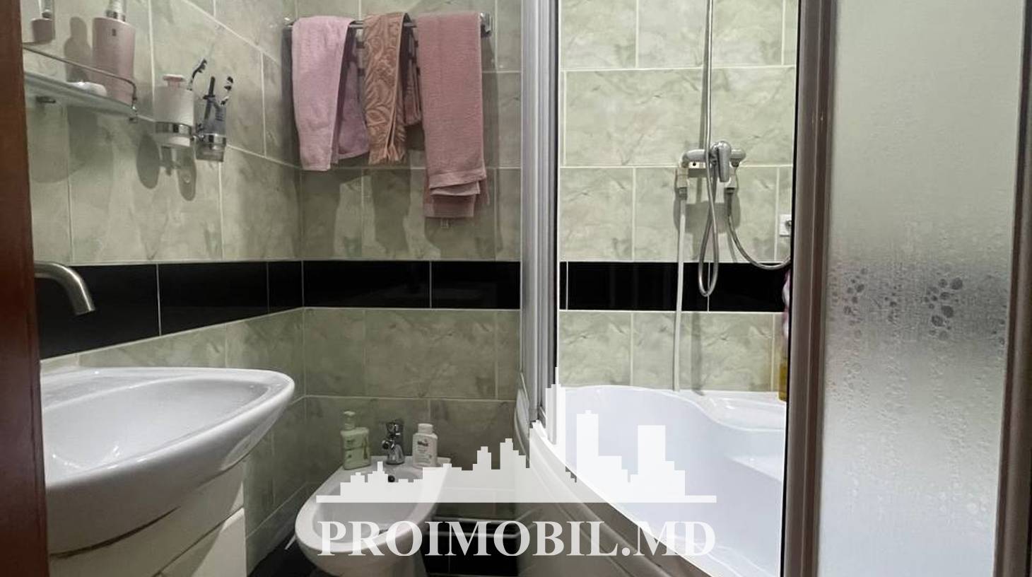 https://images.proimobil.md/5wJP_YKeBIp396uB0yI3W28w3gePp8XQVMj4pU8DPw0/watermark:0.75:so:0:30:0.39/resize:fill:1460:816:1/gravity:ce/bG9jYWw6Ly8vZXN0YXRlL2xyLzIxYjk3OGUyLTY1MTktNDJjOS1hODFmLTM4ZTgwYjcwMmZjMi5qcGVn