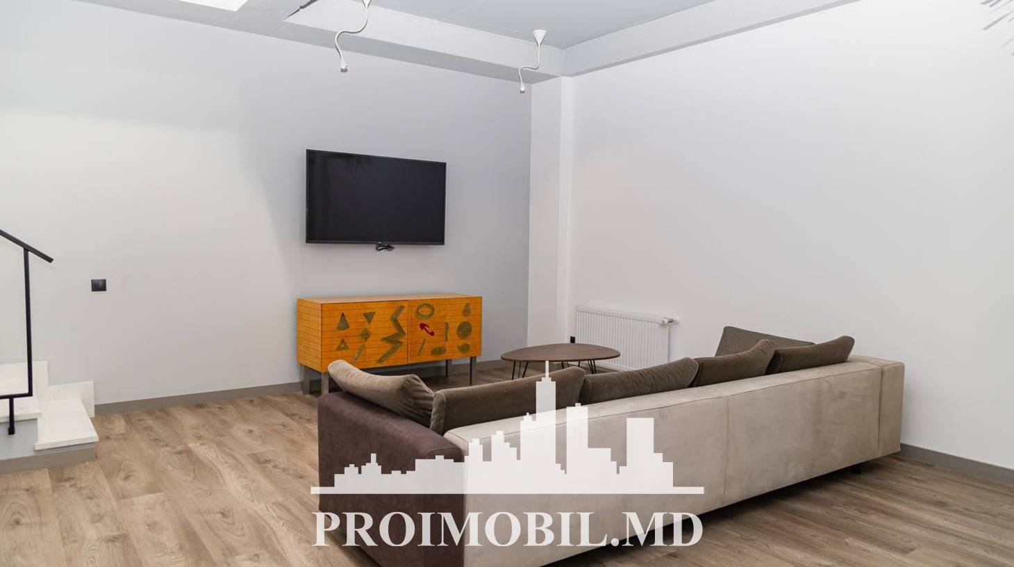 https://images.proimobil.md/629OQF6bZrUAgSEjHXP3vgpiA3eihl1TwuqLX30uJZ0/watermark:0.75:so:0:30:0.39/resize:fill:1460:816:1/gravity:ce/bG9jYWw6Ly8vZXN0YXRlL2xyL2M5ODNkM2ZlLTllMTktNGVlNi04NjY2LWVkYjNmNjI4Njk2Yi5qcGVn